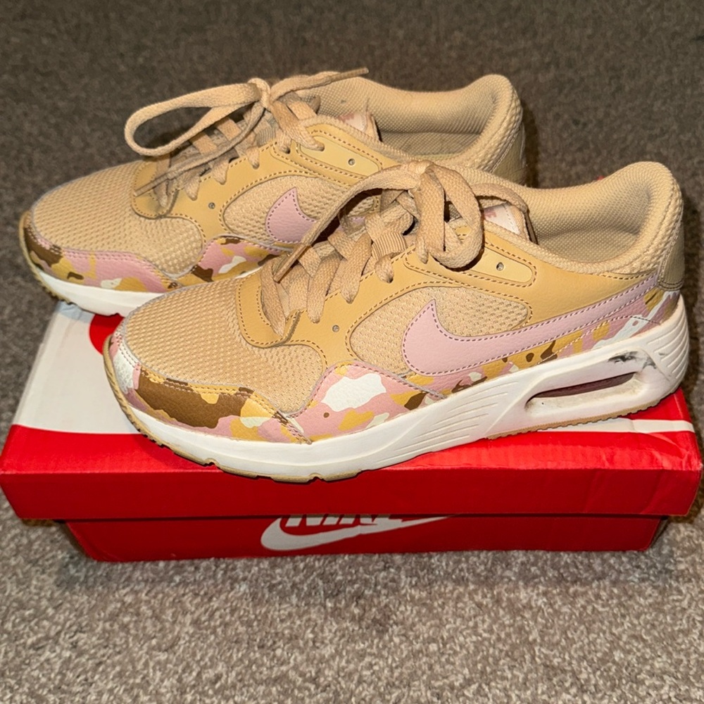 Used women’s Nike airmax tennis shoes size 7.5